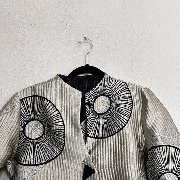 Elegant Black and White Women's Blazer - Picture 3 of 10